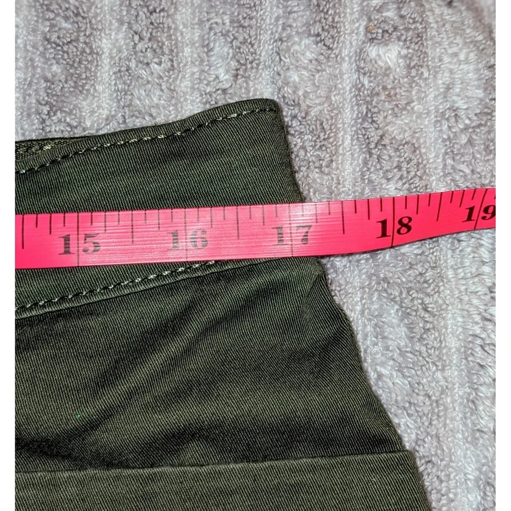 Croft & Barrow Women's  Olive Comfort Waist Mid Rise Chino Shorts Size 12‎ NWOT